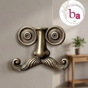 Crochet mural vintage réglable en fonte, fait main, écologique et durable, motif moustache, pour décoration - Product Image 1