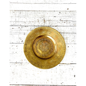 Plato de presentación redondo de metal pulido brillante color oro, hecho a mano, con un aspecto admirable, a un precio competitivo desde India. - Product Image 1