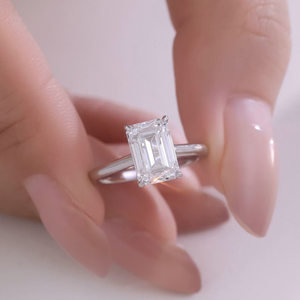 Bague solitaire en moissanite taille émeraude, bague de fiançailles minimaliste à 4 griffes, bague fine élégante en or - Product Image 2