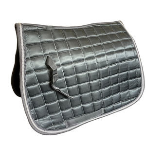 แผ่นรองอานม้าสำหรับกระโดดข้ามเครื่องกีดขวางแบบอังกฤษ รุ่นขายดีประจำปี 2026 พร้อมซับในโพลีคอตตอน สำหรับแข่งขันบาร์เรลเรซซิ่ง แบบสั่งทำพิเศษ - Product Image 1