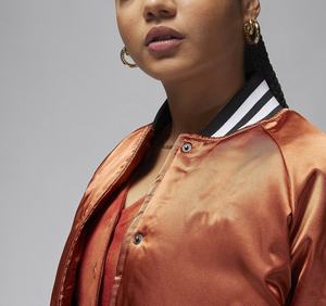 เสื้อแจ็คเก็ตผ้าซาตินปักโลโก้ตามสั่งสำหรับผู้หญิง สไตล์สตรีทแวร์ ติดกระดุม ผ้าซาติน 100% ผ้าไหมซาติน สั่งผลิตขั้นต่ำน้อย - Product Image 3