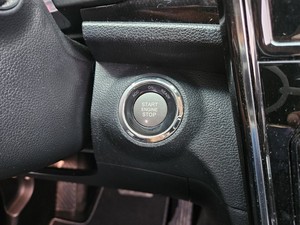 SsangYong Tivoli SUV d'occasion, extérieur blanc, automatique, turbo 1.5L essence, voiture coréenne d'occasion avec sièges en cuir et caméra de recul - Product Image 4