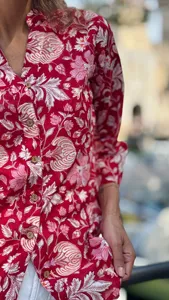 Camisa Bohemia de Algodón con Estampado Artesanal para Mujer, Diseño Floral Rojo, Cuello Elegante, Manga 3/4, Estilo Casual - Product Image 5