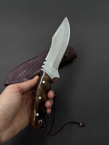 Couteau de chasse et de survie Bowie à lame fixe, fait main, en acier Damas, à pointe clip, à bord biseauté, avec manche en bois et en acier - Product Image 2