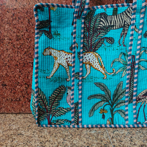Bolso Tote Acolchado de Algodón Hecho a Mano con Estampado de Palmeras y Animales, Tela de Algodón Puro, Acolchado Kantha, Cierre con Cremallera, Bolso de Hombro - Product Image 2