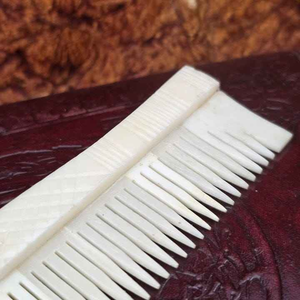 Peine Redondo de Hueso Pulido Ecológico para Todo Tipo de Cabello, Artesanía Natural - Product Image 1