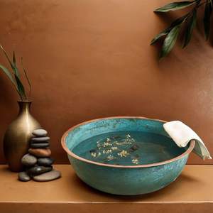 Cuenco de cobre hecho a mano con acabado antiguo para una experiencia profesional de pedicura y spa para pies. - Product Image 4