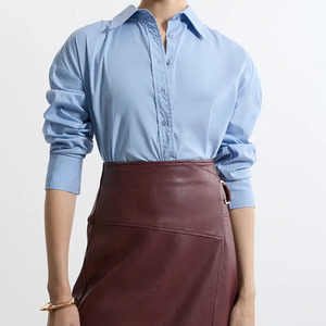 Camisa de Mujer Clásica Azul con Botones, Manga Larga, Cuello Camisero, Color Sólido, Tela Popelina, Corte Regular, Hecha a Medida - Product Image 3