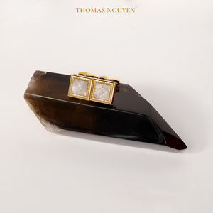 Boutons de manchette de luxe en agate blanche facettée plaqués or 18 carats - Pierre précieuse Feng Shui pour homme |   MSDATRG007 |   Collection Tinh Vu |   Vietnam - Product Image 5