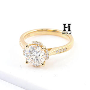 แหวนหมั้นเพชรทรงกลมเจียระไนแบบบริลเลียนท์ ทองคำขาว 14K ประดับเพชรแล็บโกรว์ลายดอกไม้สไตล์วินเทจ ดีไซน์กลีบดอกไม้แบบสแกลลอป - Product Image 3
