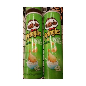 Prringles Sour Cream and Onion, Papas Fritas con Sabor a Crema Agria y Cebolla, Crujientes con una Mezcla de Condimento Cremoso y Picante - Product Image 6