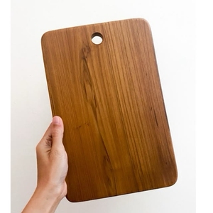 Planche à découper en teck, faite à la main AQM8990 - Product Image 1