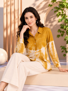 เสื้อเชิ้ตผู้หญิงแขนยาวลายมัดย้อมสีเหลือง คอปกยับ สไตล์ลำลอง - Product Image 2