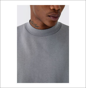 เสื้อสเวตเชิ้ตคอกลมผู้ชายทรงหลวม ผ้าฝ้าย 100% หนานุ่ม ย้อมสีพื้น ปักโลโก้ตามแบบ OEM สำหรับใส่ลำลองในฤดูหนาว - Product Image 6