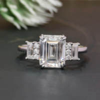 Bague de fiançailles Vana Jewels MR36 en or blanc 18 carats pour femme, trois pierres, émeraude taille baguette, moissanite, double griffe classique