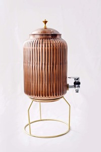 Distributeur d'eau portable en cuivre pur, martelé à la main, isolé sous vide, avec robinet et support |   Design contemporain - Product Image 1