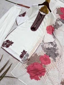 Ensemble Salwar Traditionnel pour Femme en Coton Blanc avec Broderie Bordeaux et Dupatta à Motifs Floraux Coupe Ample Tenue Décontractée - Product Image 4