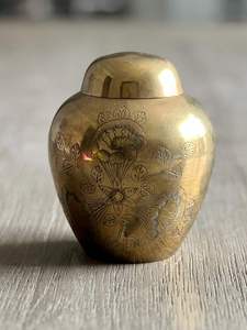 Beautiful Brass Keepsake Urn High Quality Superb <b>Memorial</b> <b>Gifting</b> Engraved Top Rated Stylish Adult Burial Cremation Function - Product Image 3