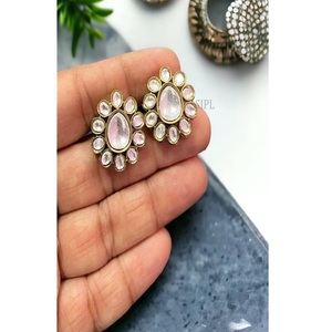 Boucles d'oreilles tendance en laiton plaqué or de qualité supérieure avec moissanite pour femmes et jeunes filles – Collection pour soirées - Product Image 2