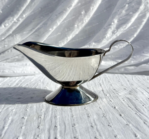 Salsera de Metal Plateado Pulido con Asa, Base con Textura Martillada, de Alta Calidad, Ecológica y Duradera, de Acero Inoxidable - Product Image 1