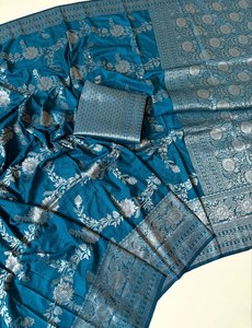 Sari en crêpe de Khaddi pur, tissage jacquard, teint à la main, couleur unie, motif Jaal riche, bordure et pallu en Zari lourd, avec chemisier - Product Image 4