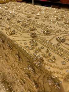 Tissu de dentelle lourde et luxueuse, richement perlée, avec broderie florale à sequins, pour robes de mariée, robes de soirée et vêtements de haute couture. - Product Image 3