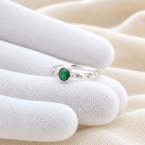 925 <b>Sterling</b> <b>Silver</b> Round Green Onyx Gemstone <b>Ring</b> 1.4g with Bezel Setting and Hammered <b>Band</b> Wholesale Jewelry - Product Image 3