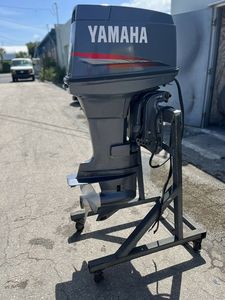 Moteur hors-bord Yamaha 90 CV 2 temps de 2001, d'occasion, à arbre de 20 pouces, 405 heures, avec équipement, prêt à être expédié – Vente Flash - Product Image 2