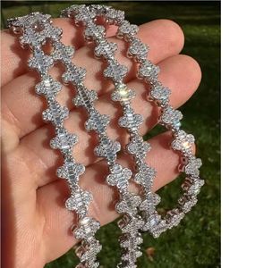 Collier tennis de luxe unisexe en forme de trèfle, serti de zircone cubique taille baguette, avec chaîne à maillons en argent - Product Image 2