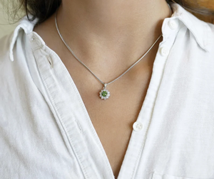 Collar con Colgante de Peridoto en Plata 925 con Baño de Rodio para Mujer, Forma de Flor, Cadena de Serpiente, Joyería Clásica para Uso Diario - Product Image 1