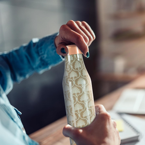 Bouteille d'eau en cuivre artisanale avec conception anti-fuite et bienfaits pour la santé pour une utilisation quotidienne par Axiom Home Accents - Product Image 3