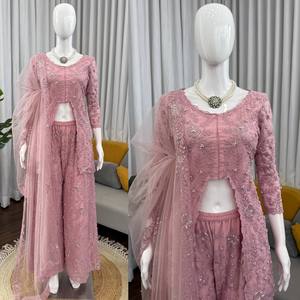 Lancement d'un nouveau look de soirée de créateur, composé d'un haut en Foux Gorgette et de broderies de fils et de sequins avec des motifs de rivets, d'un pantalon palazzo et d'un dupatta. - Product Image 3