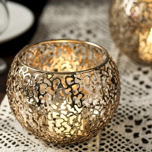 Porte-bougie en métal antique qui crée une ambiance intime, idéal pour améliorer le confort intérieur et la beauté extérieure. - Product Image 2