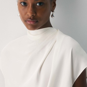 Blusa de satén de seda de alta calidad para mujer, con cuello alto, manga corta drapeada y estilo cruzado, de fábrica OEM/ODM de ropa femenina de lujo. - Product Image 3