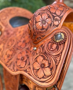 Silla de montar de cuero genuino de alta calidad, nueva, estilo western con grabado floral, portátil, para doma, paquete personalizado, hecha en India. - Product Image 3