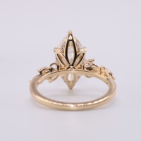 Bague de fiançailles et de mariage pour femme en or jaune avec diamant de laboratoire taille marquise, motif floral élégant en feuille, tige en forme de panier de lotus dissimulé