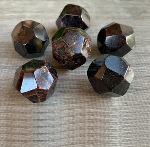 Chakralume - Esfera de Cristal de Granate Rojo Natural, Dodecaedro Facetado, Bola de Cristal Pulida, Piedra Curativa, Reiki, Meditación, Feng Shui - Product Image 5