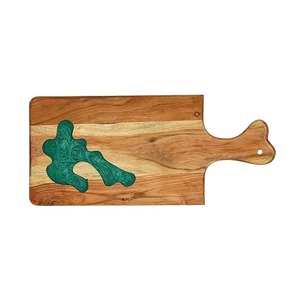 Planche à découper en bois avec incrustation de résine verte 45x20 cm, forme rectangulaire, design avec poignée - Product Image 4
