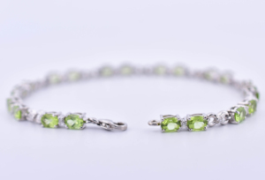 กำไลข้อมือทรงรีประดับเพอริดอตและเพชร CZ สำหรับเดือนสิงหาคม ทำจากเงินแท้ 925 - Product Image 4