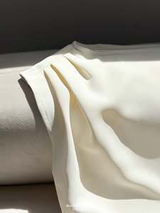 Chemisier drapé crème pour femme, épaules dénudées, avec détails dorés aux épaules, manches courtes, élégant, fluide, haut de gamme, chemisier de mode ELOWEN - Product Image 6