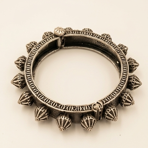 DIVYORO Bracelet en laiton argenté oxydé antique pour femme - Cadeau KADA - Product Image 1
