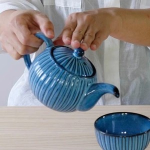 Tetera de estilo vintage con ribete acanalado, boquilla de vertido preciso, asa cómoda, cuerpo que retiene el calor, elección elegante para los amantes del té. - Product Image 2