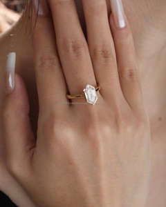 Bague de fiançailles/mariage pour femme, style vintage, or jaune 14 carats, diamant de laboratoire taille ovale VS, certifié IGI classique - Product Image 2