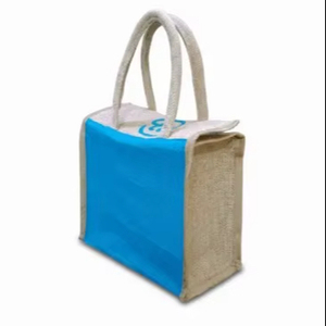 Sac à lunch en jute de style classique avec fermeture à bouton, design lavable pour les voyages et une utilisation promotionnelle 10x10x5 - Product Image 1