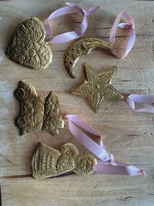 Ex-votos de pared para el hogar con Sagrado Corazón Milagros y Cruz, pequeños adornos decorativos de Corazón Flameante alado - Product Image 1