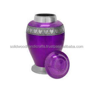 Urnes funéraires décoratives en laiton faites à la main pour hommes et femmes - Product Image 1