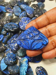 อัญมณีทรงหลังเบี้ยแกะสลักรูปร่างลาบราดอไรต์ธรรมชาติไฟสีน้ำเงิน - Product Image 2