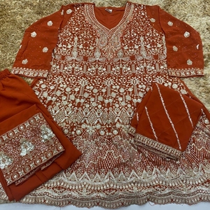 Ensemble de salwar kameez brodé en georgette avec des détails en fil de zari et des paillettes, une tenue ethnique élégante conçue pour les femmes. - Product Image 6