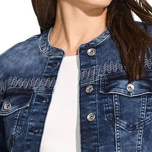 Chaqueta Vaquera Corta Personalizada de Alta Calidad para Mujer, Transpirable, Estilo Urbano, Mangas Abullonadas, Venta al Por Mayor, OEM, Moda Casual, Algodón - Product Image 4