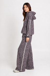 Ensemble de survêtement 2 pièces pour femme, imprimé léopard graphite, sweat à capuche premium et pantalon large, style streetwear décontracté - Product Image 4